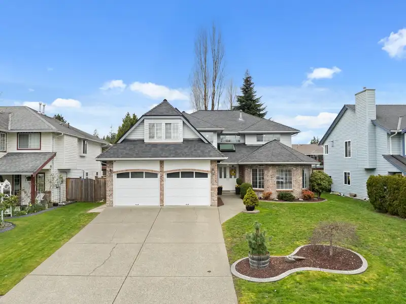 9427 161 STREET - photo 2 of 40