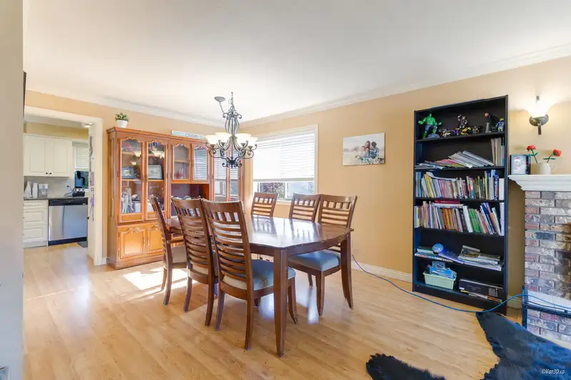 15310 85A AVENUE - photo 4 of 33