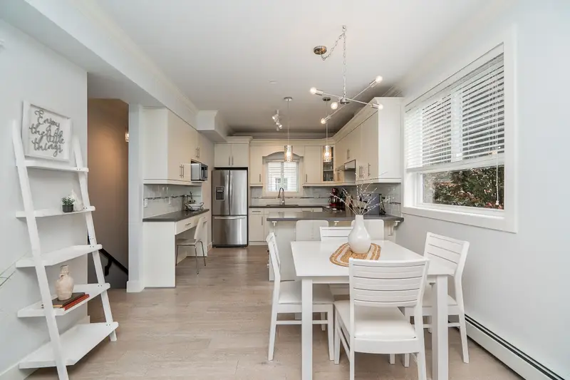 201 3488 SEFTON STREET - photo 4 of 25