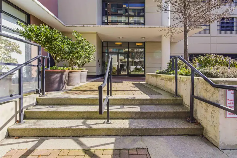 601 1 RENAISSANCE SQUARE - photo 2 of 25