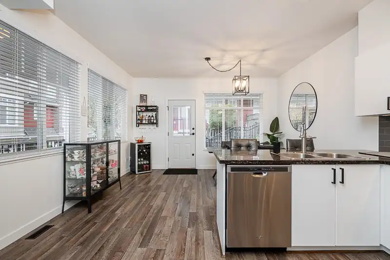 8 19455 65 AVENUE - photo 3 of 30