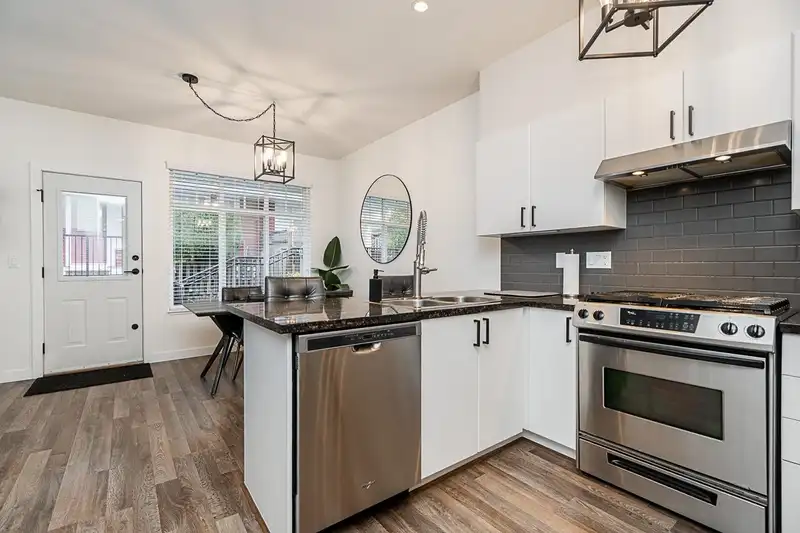 8 19455 65 AVENUE - photo 4 of 30