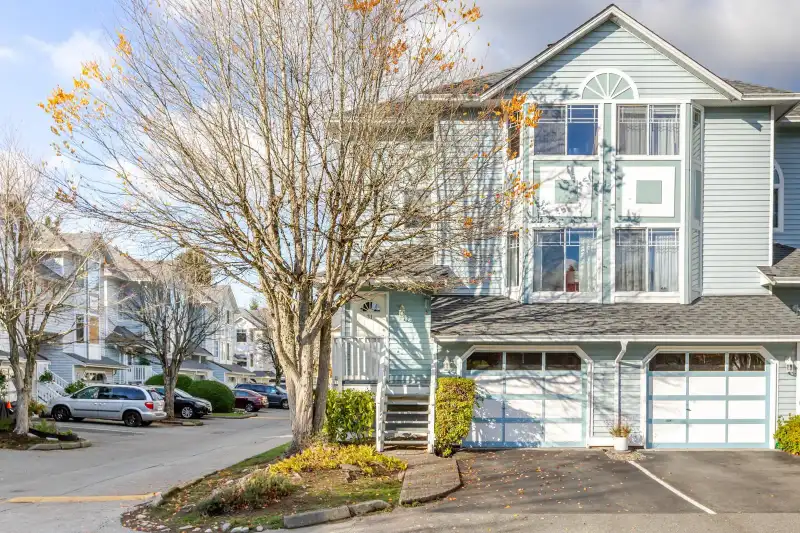 31 15550 89 AVENUE - photo 1 of 25