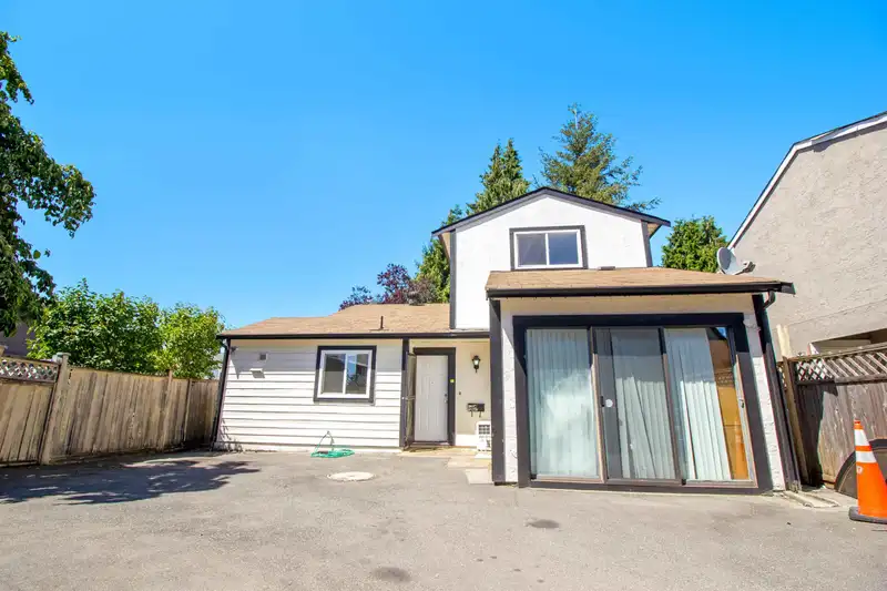 12447 77A AVENUE - photo 4 of 26