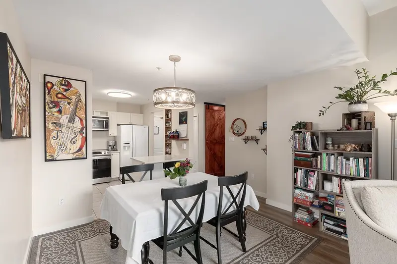 402 2559 PARKVIEW LANE - photo 4 of 25