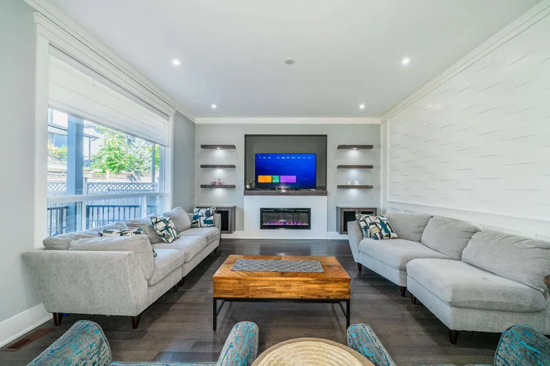 15441 76B AVENUE - photo 2 of 25