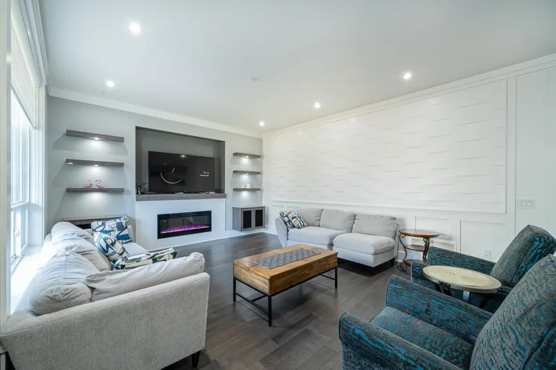 15441 76B AVENUE - photo 3 of 25