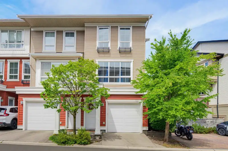 121 19505 68A AVENUE - photo 1 of 33
