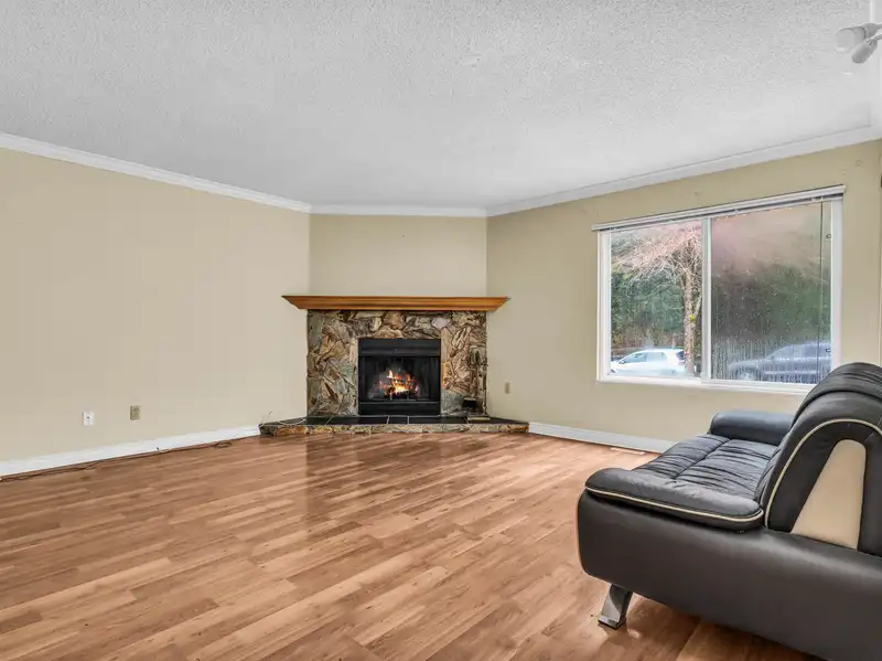 14783 101 AVENUE - photo 3 of 39
