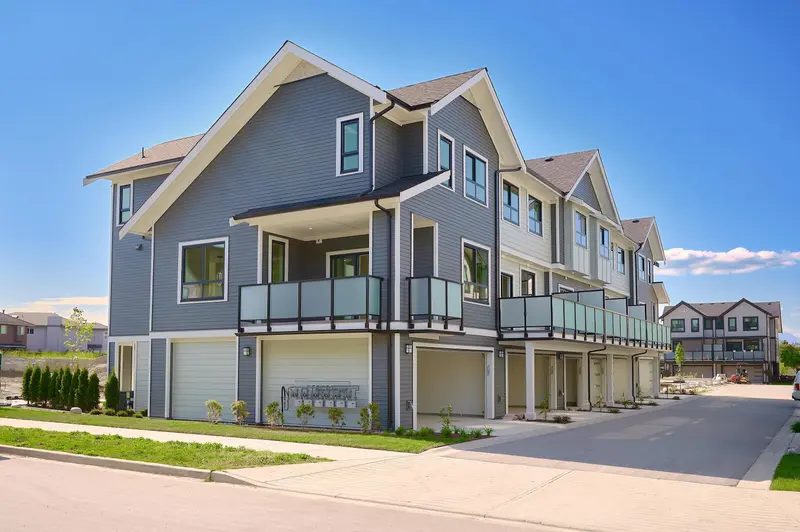 28 1115 ROMA AVENUE - photo 2 of 23