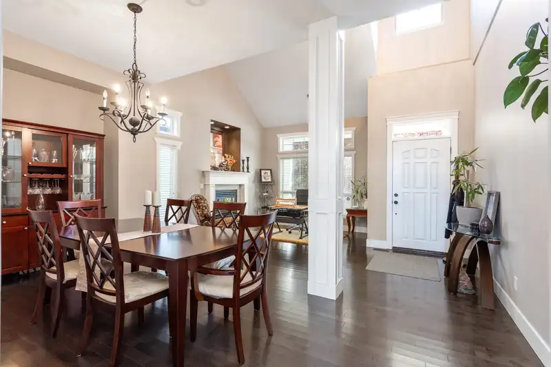 15049 61B AVENUE - photo 4 of 40