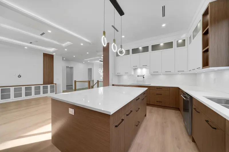 20070 46A AVENUE - photo 4 of 25