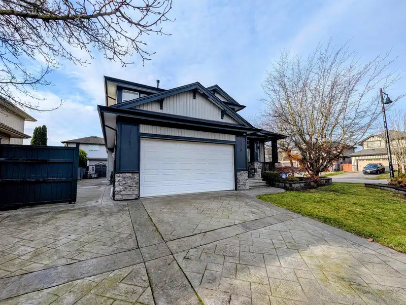 6291 167A STREET - photo 4 of 40