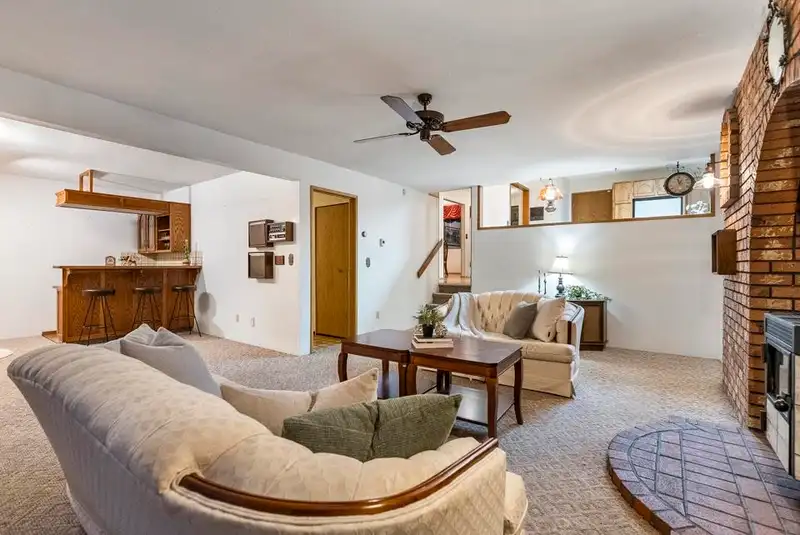 14242 101A AVENUE - photo 4 of 29