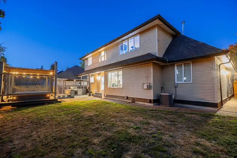 6069 170 STREET - photo 3 of 25