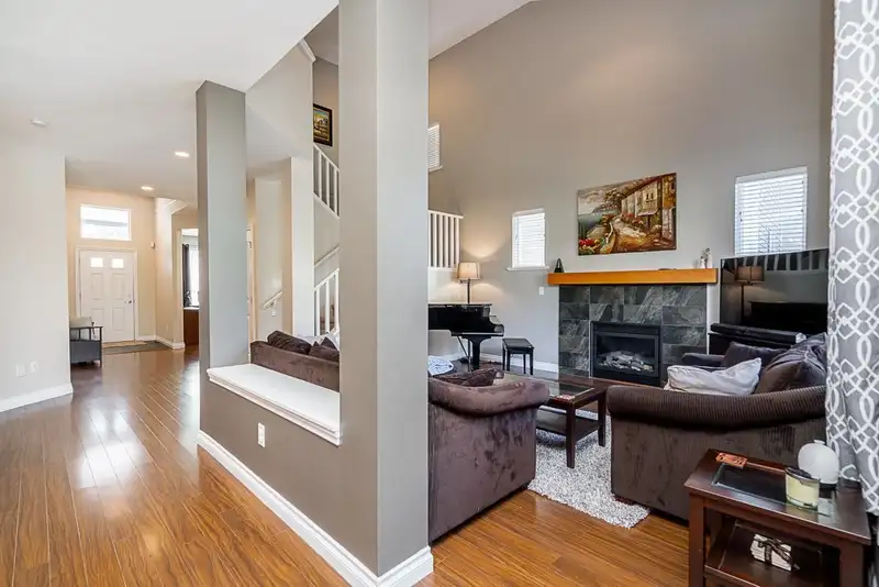 18153 70 AVENUE - photo 4 of 40