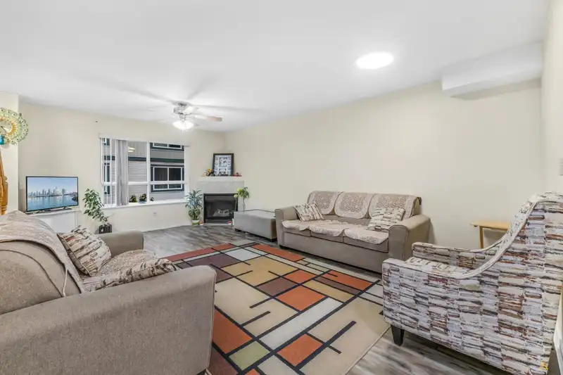 27 12730 66 AVENUE - photo 2 of 20