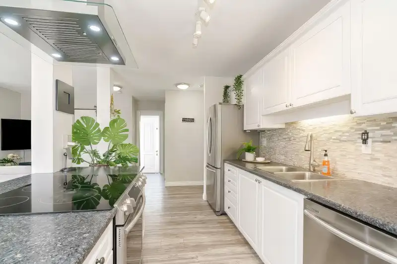 312 13771 72A AVENUE - photo 4 of 21