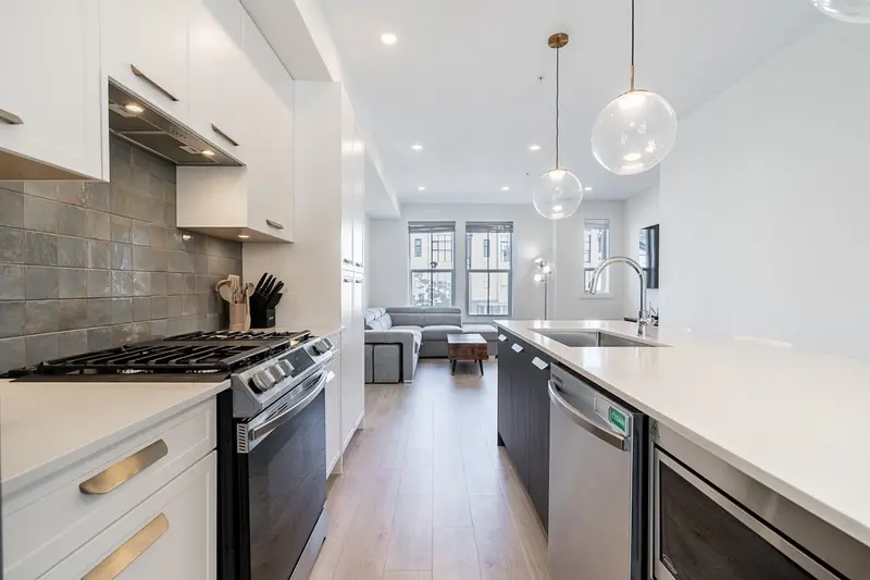 45 20680 76B AVENUE - photo 4 of 22