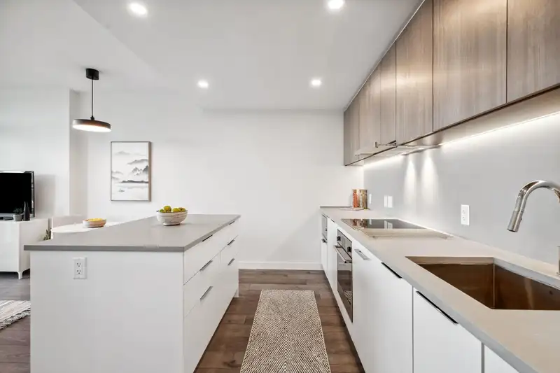 709 13318 104 AVENUE - photo 3 of 11