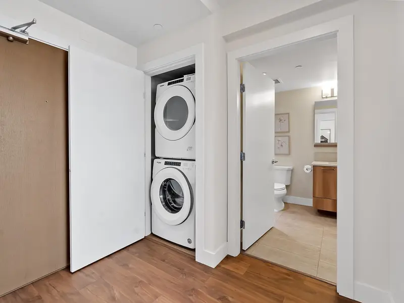 612 258 NELSON'S COURT - photo 3 of 25