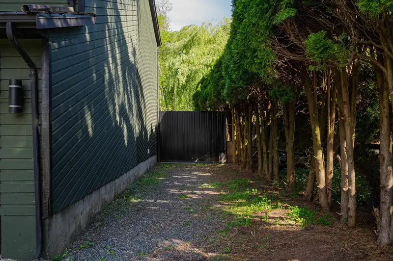 8135 138 STREET - photo 3 of 38