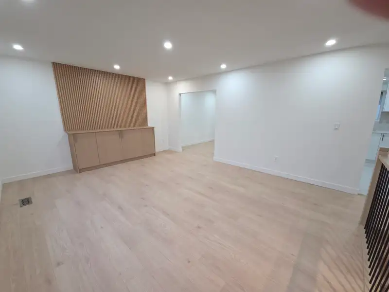18138 59A AVENUE - photo 4 of 21