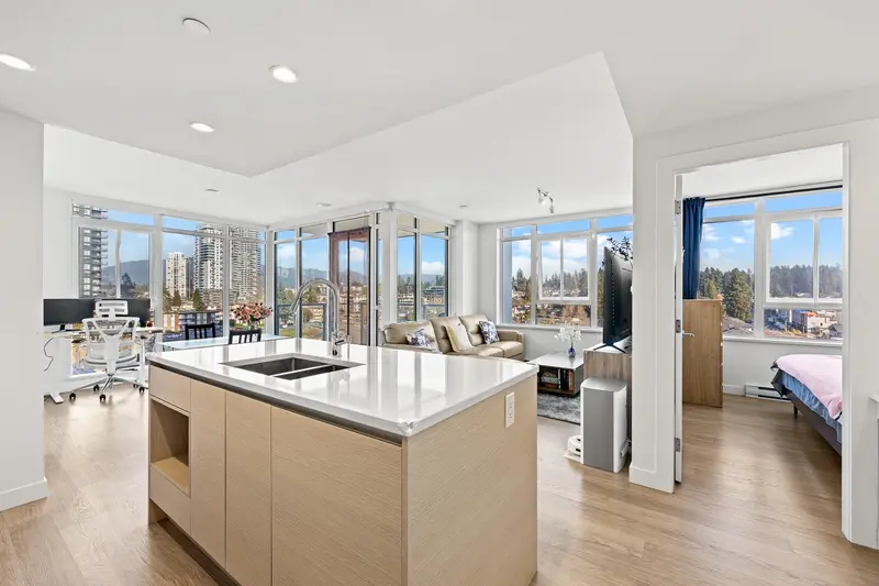 907 525 FOSTER AVENUE - photo 3 of 25