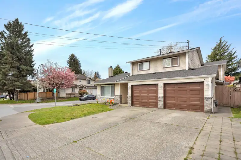 6719 134 STREET - photo 3 of 25