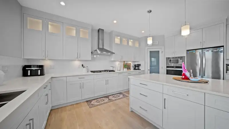 14551 61 AVENUE - photo 4 of 29