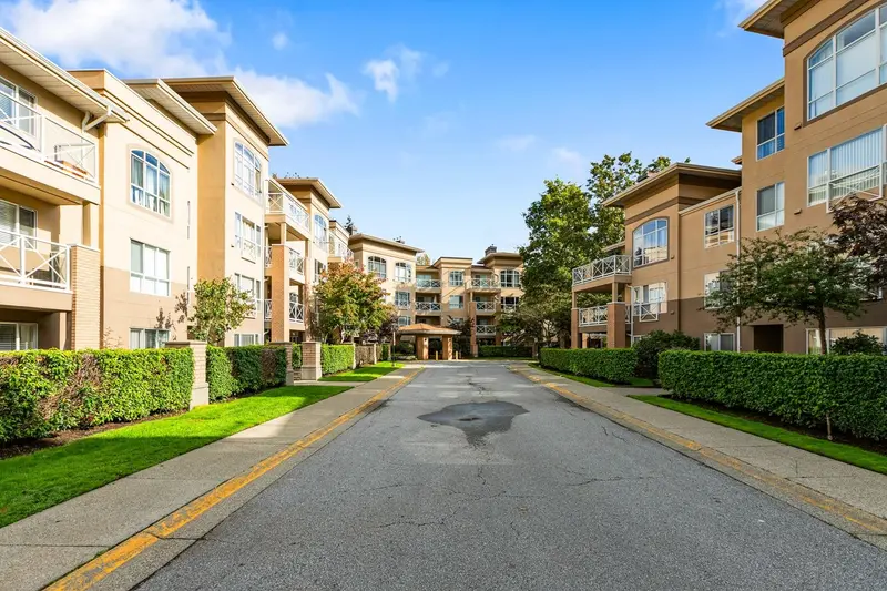 227 2551 PARKVIEW LANE - photo 3 of 25