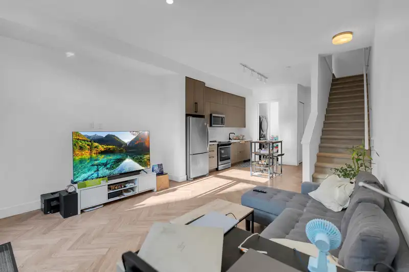 99 17568 57A AVENUE - photo 4 of 25