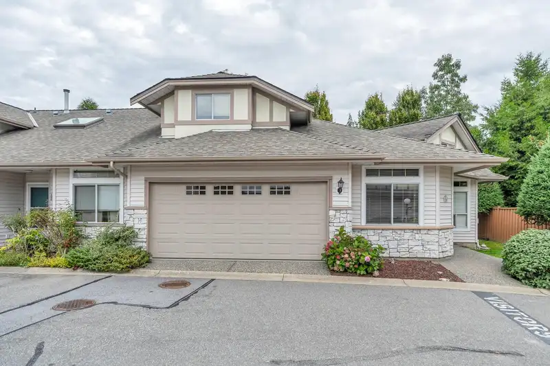 24 16325 82 AVENUE - photo 2 of 32
