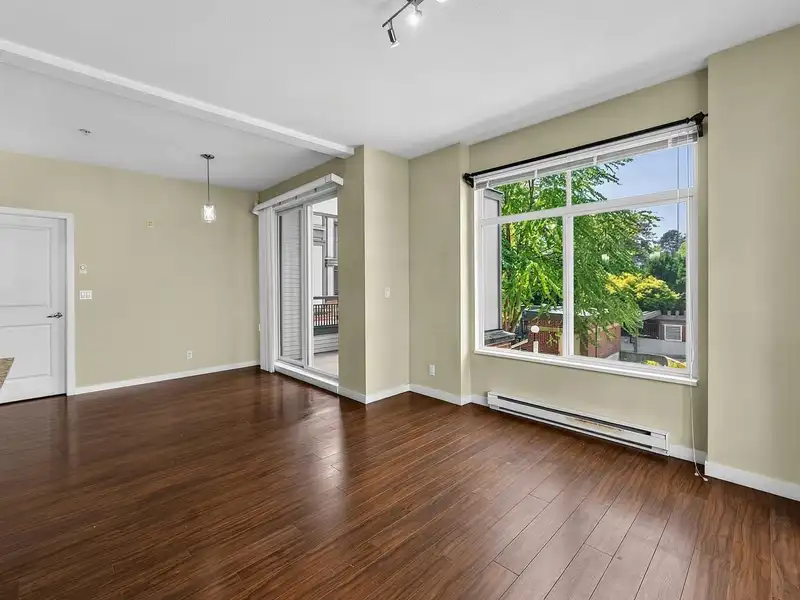 215 10455 UNIVERSITY DRIVE - photo 4 of 21