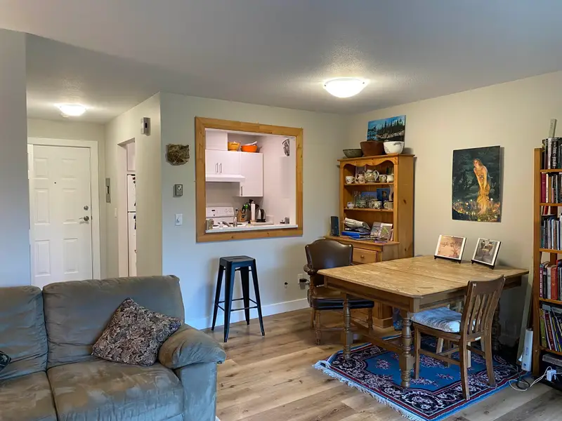 27 622 FARNHAM ROAD - photo 2 of 10