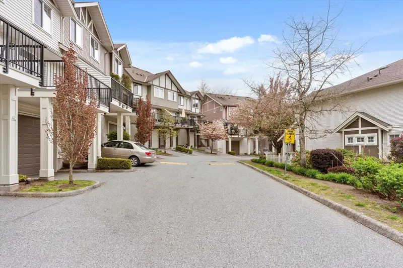 41 4401 BLAUSON BOULEVARD - photo 4 of 25