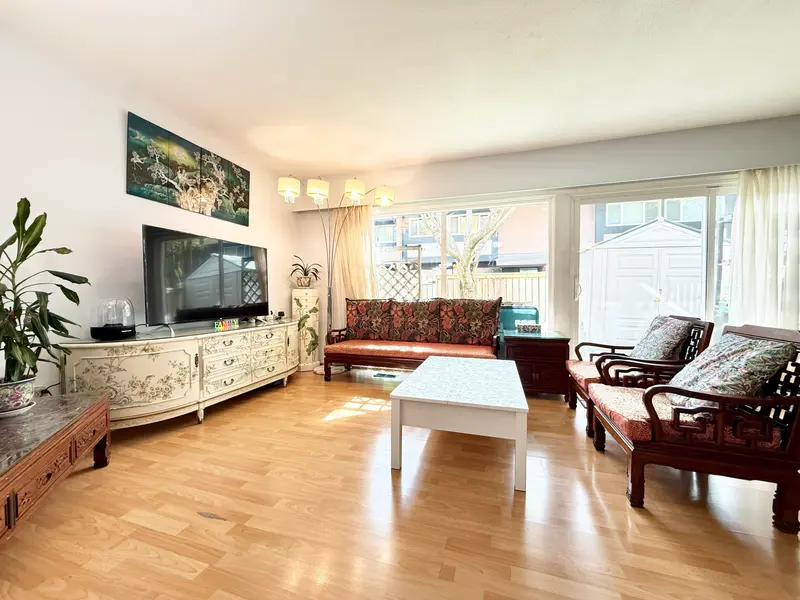 27 10011 SWINTON CRESCENT - photo 4 of 23