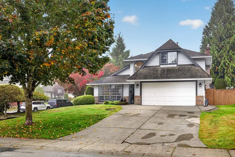13370 61 AVENUE - photo 3 of 25
