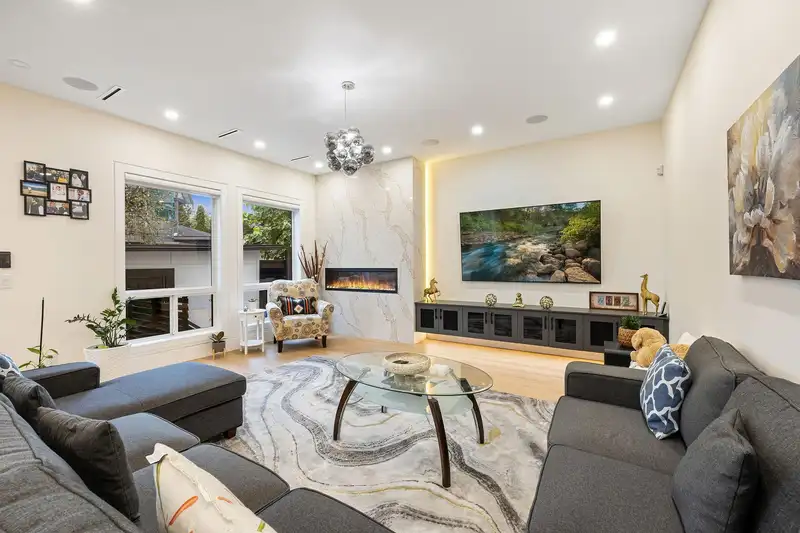 15029 86 AVENUE - photo 3 of 40