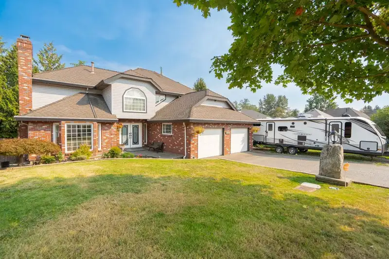 5906 190A STREET - photo 2 of 25