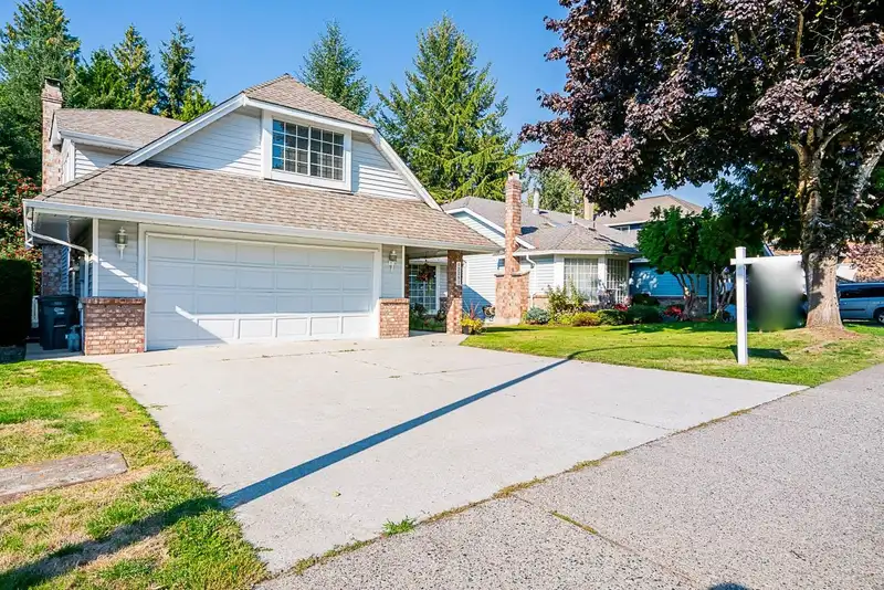 12281 SOUTHPARK CRESCENT - photo 2 of 34