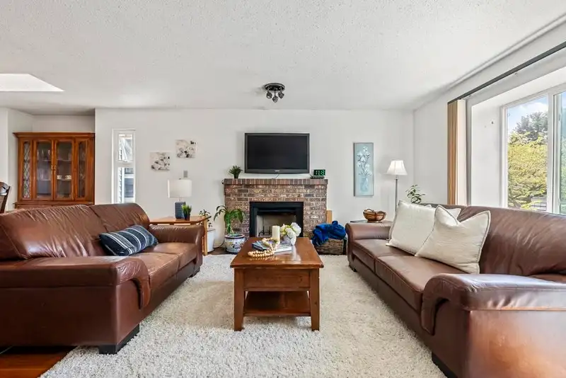 15251 97 AVENUE - photo 4 of 40