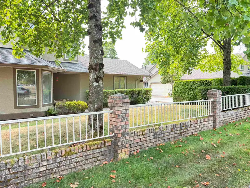 129 15988 83 AVENUE - photo 4 of 40