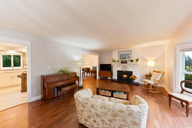 17245 59A AVENUE - photo 3 of 39