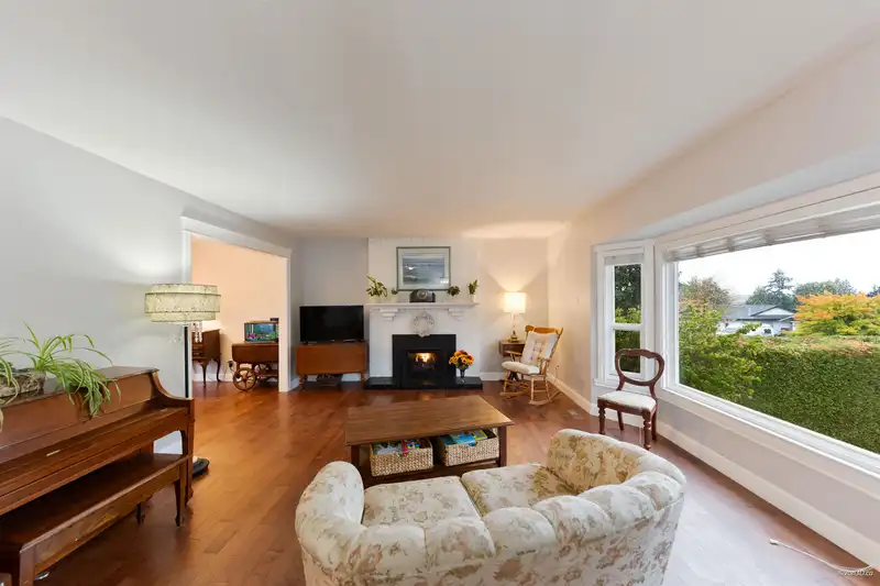 17245 59A AVENUE - photo 4 of 39