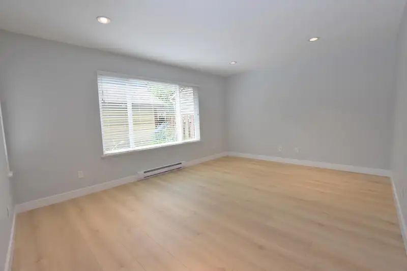 15402 96A AVENUE - photo 2 of 15
