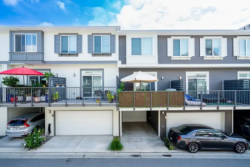 43 15850 85 AVENUE - photo 1 of 38