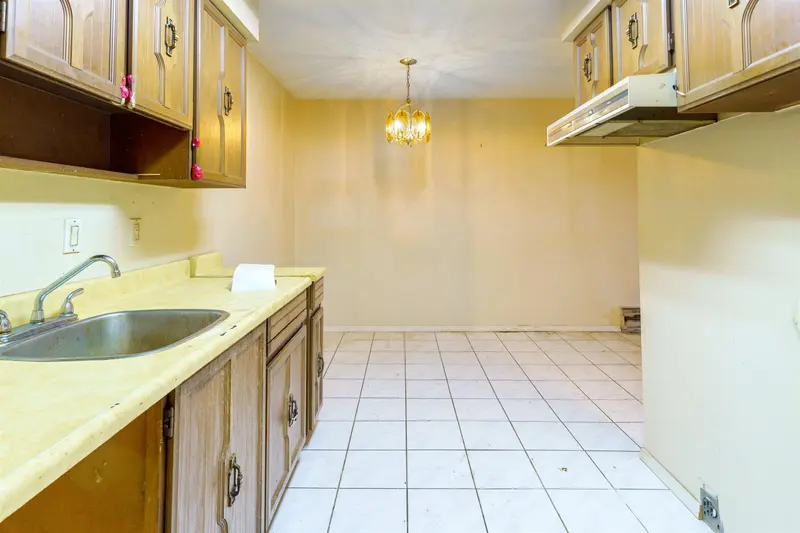 305 466 E EIGHTH AVENUE - photo 4 of 19