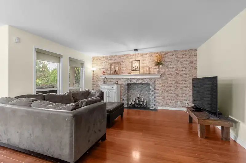 18388 67 AVENUE - photo 4 of 31