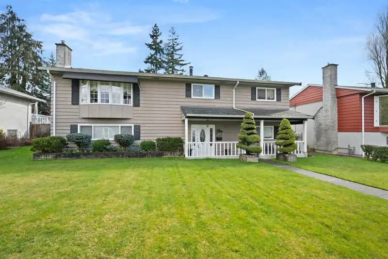 9734 128A STREET - photo 3 of 39
